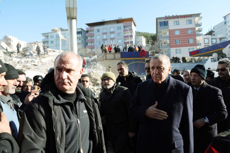 Ο σεισμός στην Τουρκία «καίει» τον Ερντογάν – Τι θα γίνει με τις εκλογές της 14ης Μαϊου