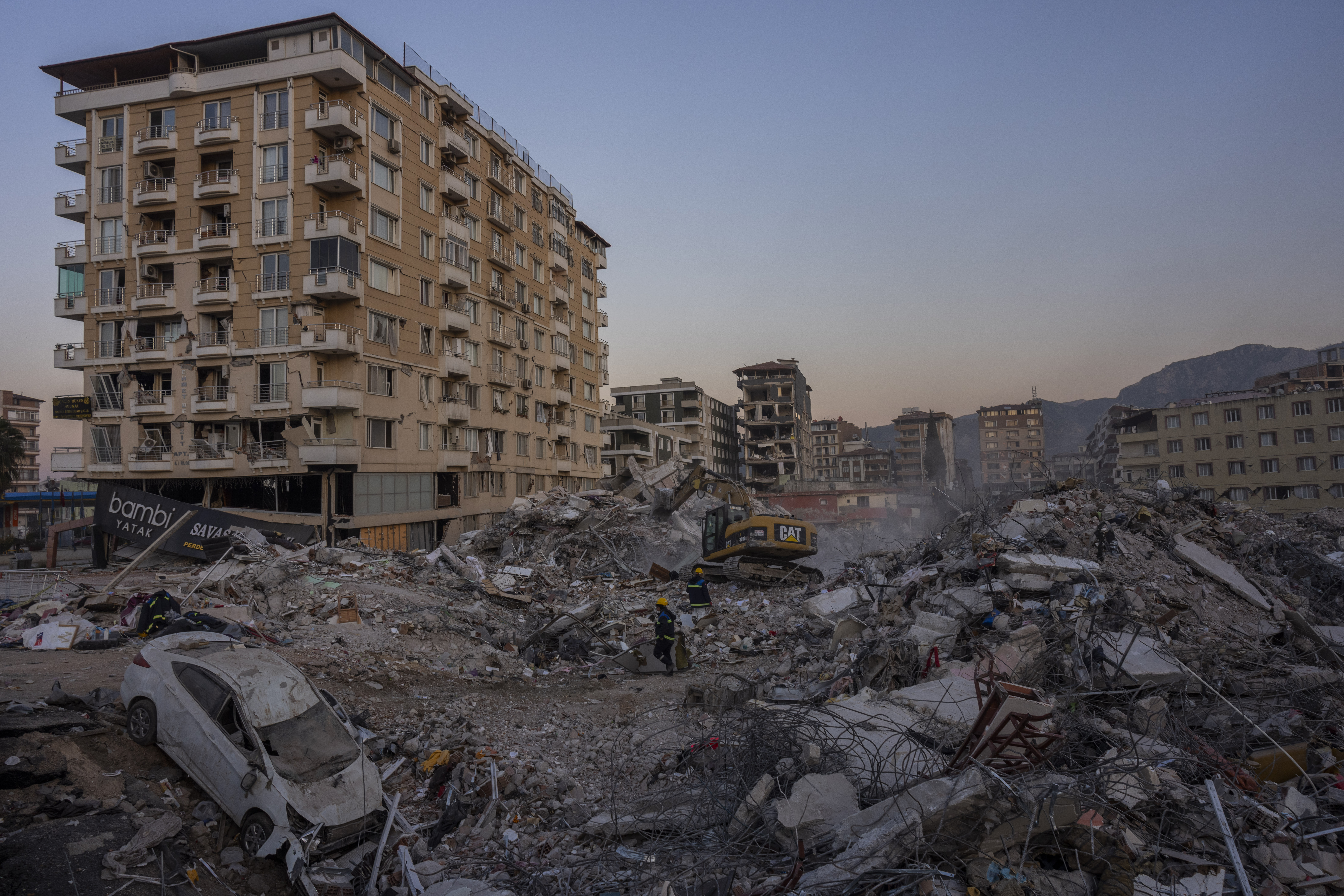 Φόβος και πανικός από τους νέους σεισμούς στην Τουρκία – Παγιδευμένους ανθρώπους αναζητούν οι διασώστες