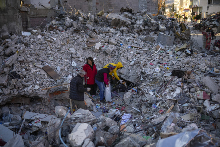 Σεισμός στην Τουρκία: Νέα απειλή οι ασθένειες – Αντιμέτωποι και με έλλειψη νερού οι σεισμόπληκτοι