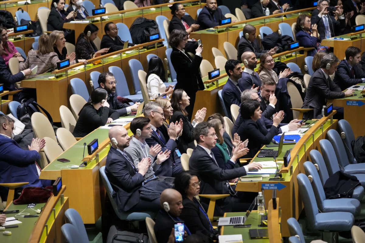OHE: Εγκρίθηκε ψήφισμα που καλεί τη Ρωσία να αποσύρει αμέσως τα στρατεύματά της από την Ουκρανία