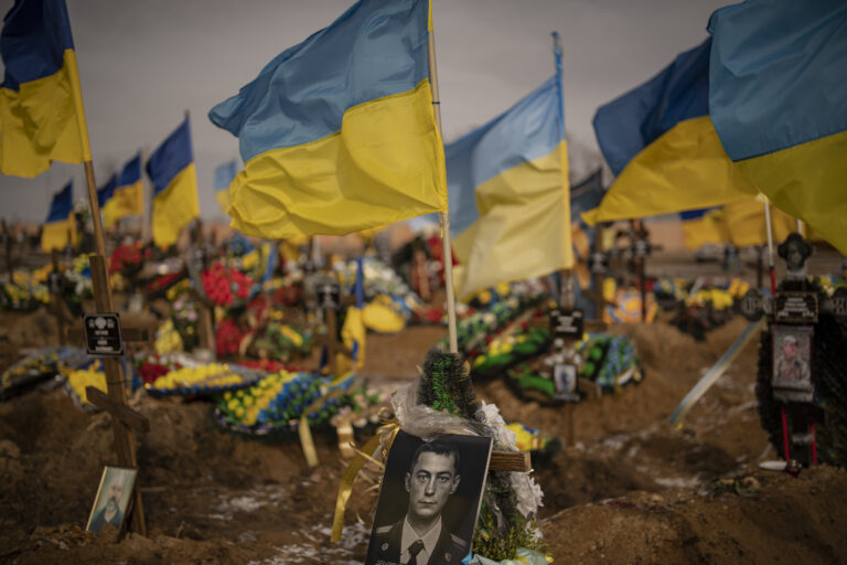 «Κουραστήκαμε από τον πόλεμο»: Από την Μπούτσα στο Κραματόρσκ, οι Ουκρανοί τιμούν τα θύματα του πολέμου