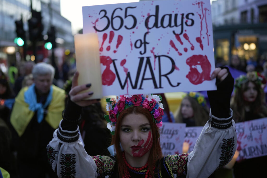 Ένας χρόνος πολέμου: Φωτογραφίες των διαδηλώσεων υπέρ της Ουκρανίας σε πολλές πόλεις της Ευρώπης