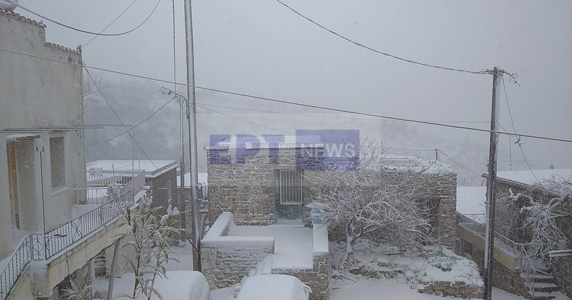 Χίος: Χιόνι και στην πόλη, προβλήματα στο οδικό δίκτυο στο χωριό Κατάβαση