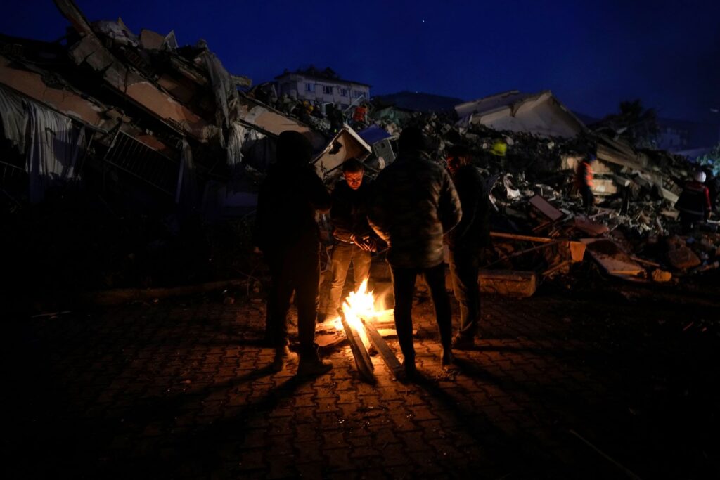Σβήνουν οι ελπίδες για επιζώντες στην Τουρκία – «Καίμε παγκάκια για να ζεσταθούμε»