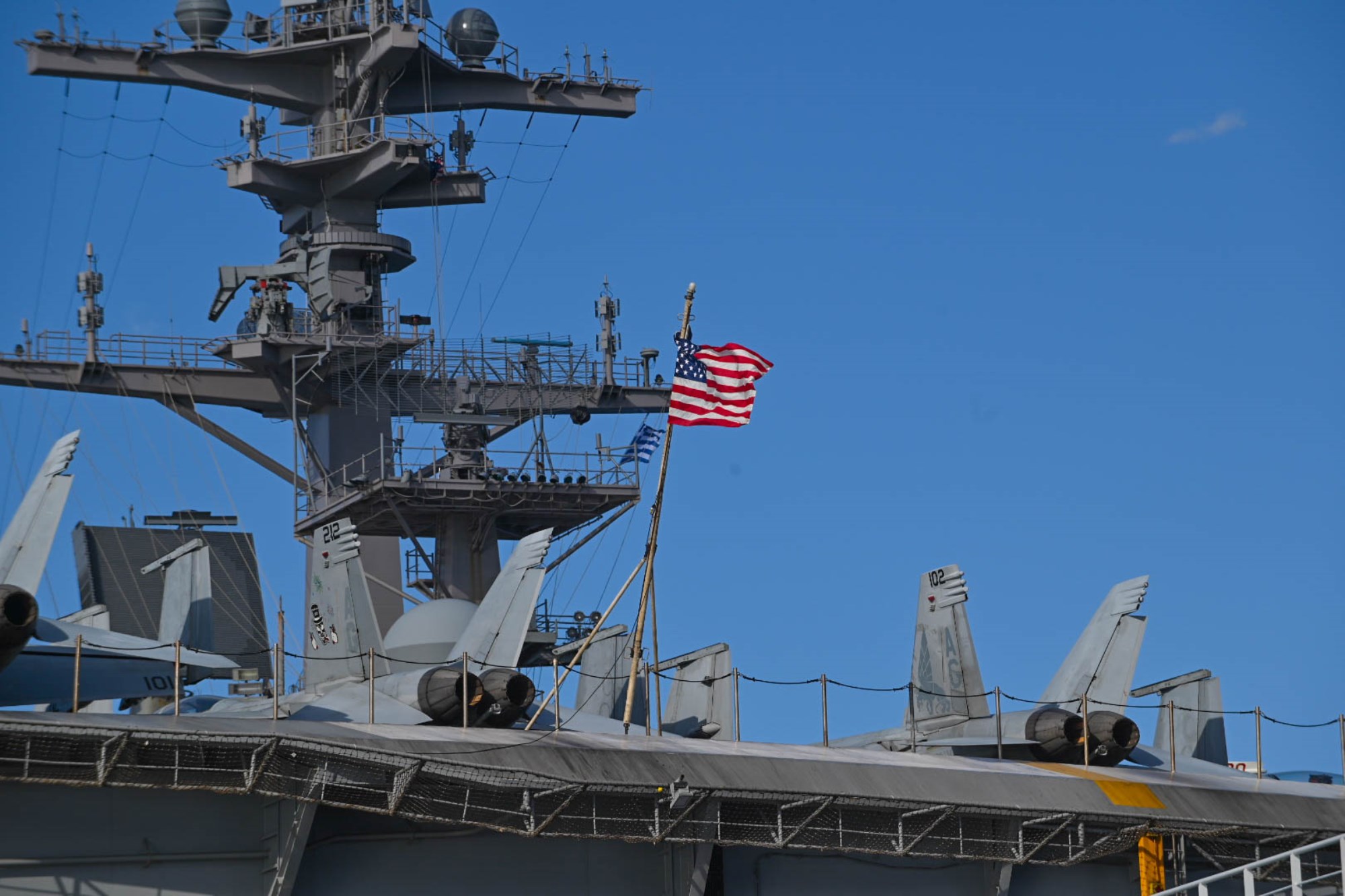 Ν. Χαρδαλιάς: Επισκέφθηκε το πυρηνοκίνητο Αεροπλανοφόρο USS George H.W. Bush στο λιμανι του Πειραιά