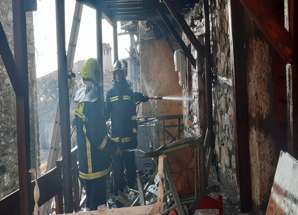 Δήμος Δίου – Ολύμπου: Φωτιά στον Παλαιό Παντελεήμονα – Κάηκαν επιχειρήσεις και σπίτια