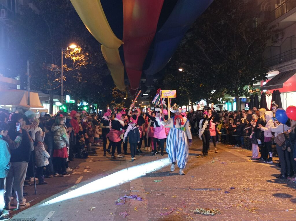 Σέρρες: Με μεγάλη επιτυχία και ξέφρενο κέφι η καρναβαλική παρέλαση