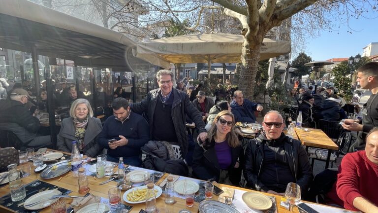 «Τσίκνισαν» με ζωντανή μουσική στην πλατεία Λαού οι Φαρσαλινοί