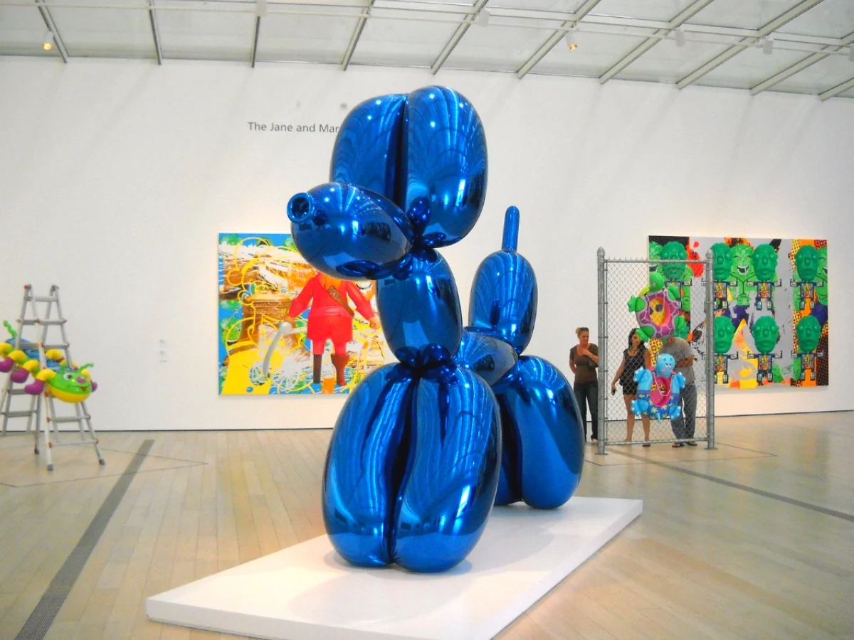 Γυναίκα έσπασε το «μπαλόνι – σκύλο» του Τζεφ Κουνς, έργο τέχνης αξίας $42.000
