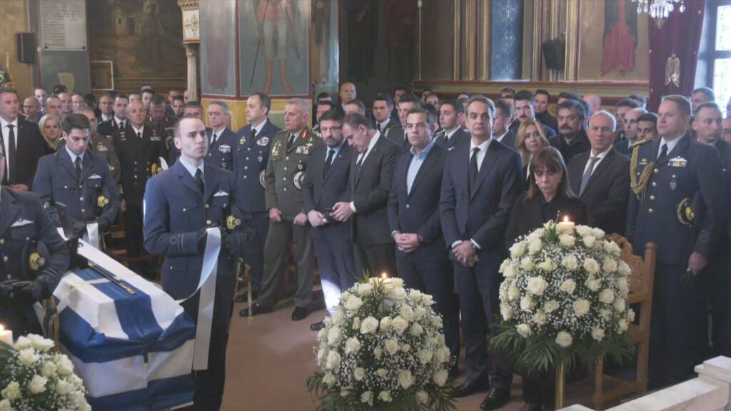 Σε κλίμα βαθιάς οδύνης η κηδεία του υποσμηναγού Τουρούτσικα, παρουσία ΠτΔ και πολιτικής ηγεσίας