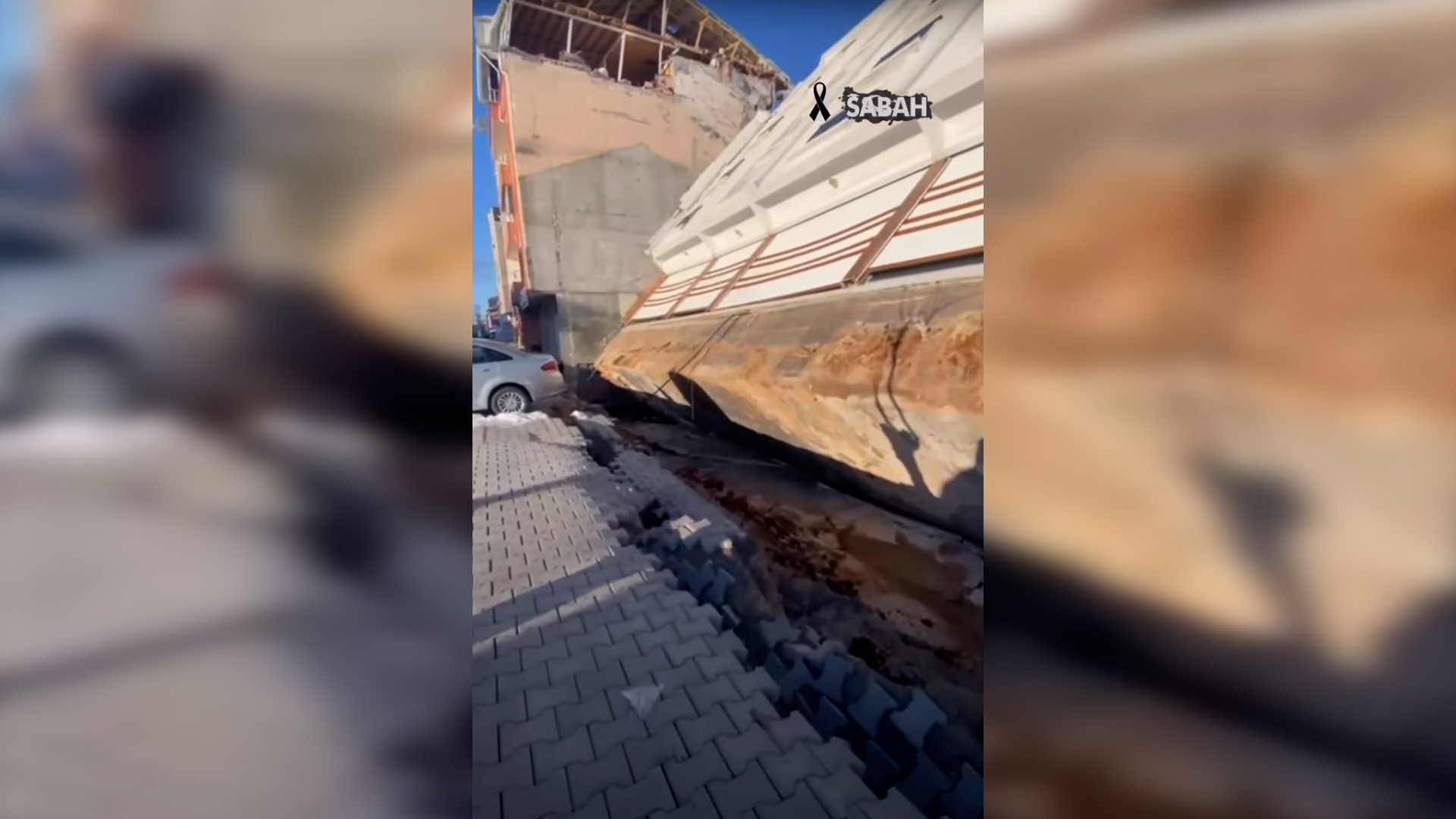 Αποκαλυπτικό βίντεο: Κτίριο που έγειρε από τον σεισμό στην Τουρκία αποκάλυψε ότι δεν είχε θεμέλια 