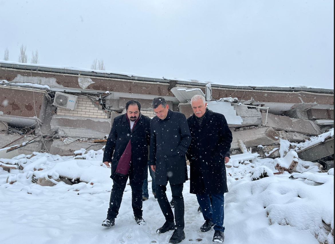 Τουρκία-σεισμός: Κάτοικοι στη χιονισμένη Μαλάτια ζητούν να πάνε στην πόλη σωστικά συνεργεία