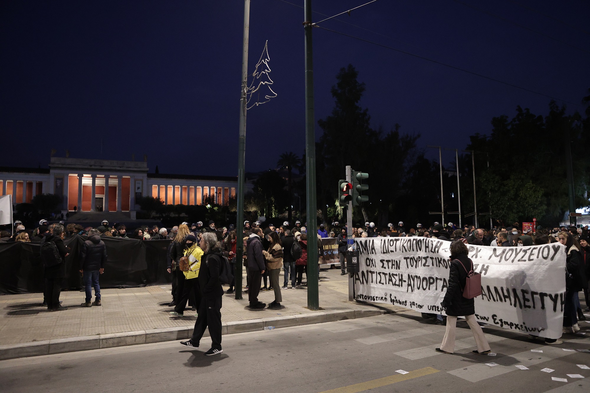 Κυκλοφοριακές ρυθμίσεις στην Πατησίων λόγω συγκέντρωσης ατόμων έξω από το Εθνικό Αρχαιολογικό Μουσείο