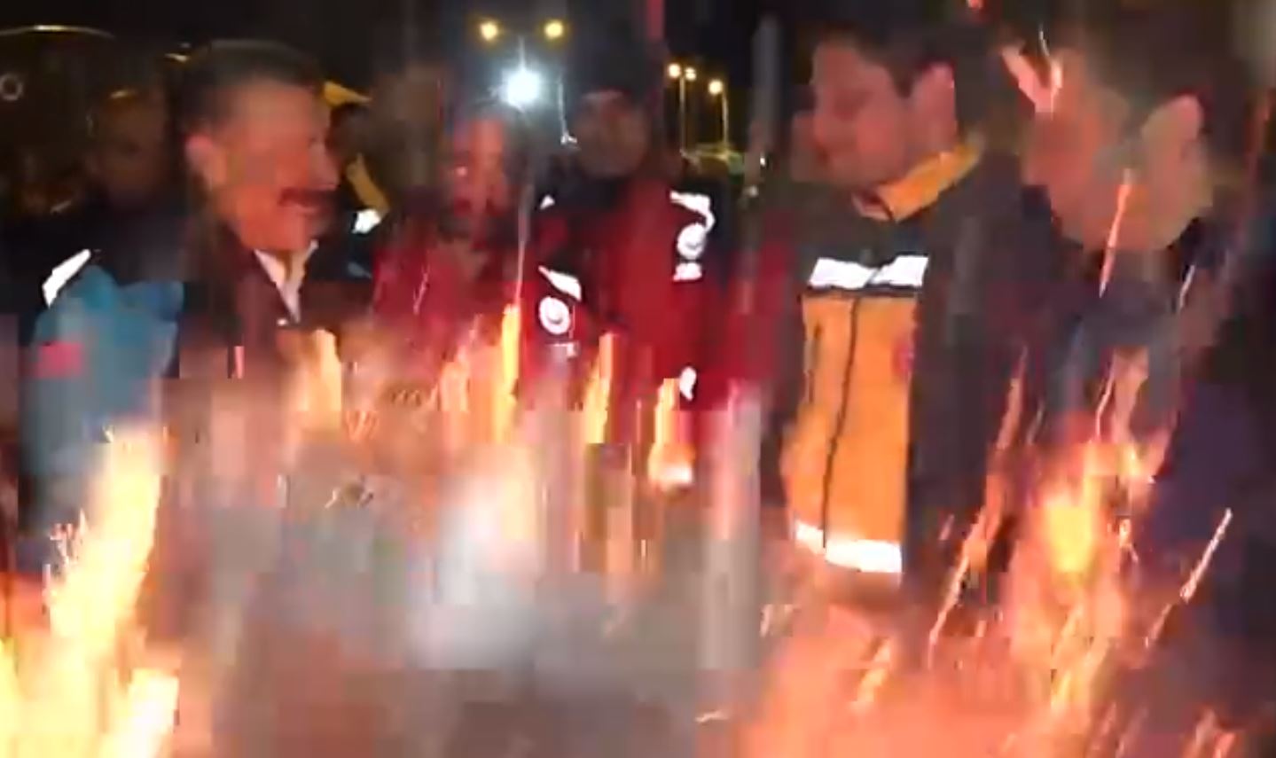 Έκρηξη σόμπας δίπλα στον Τούρκο υπ. Υγείας σε καταυλισμό σεισμοπλήκτων (video)