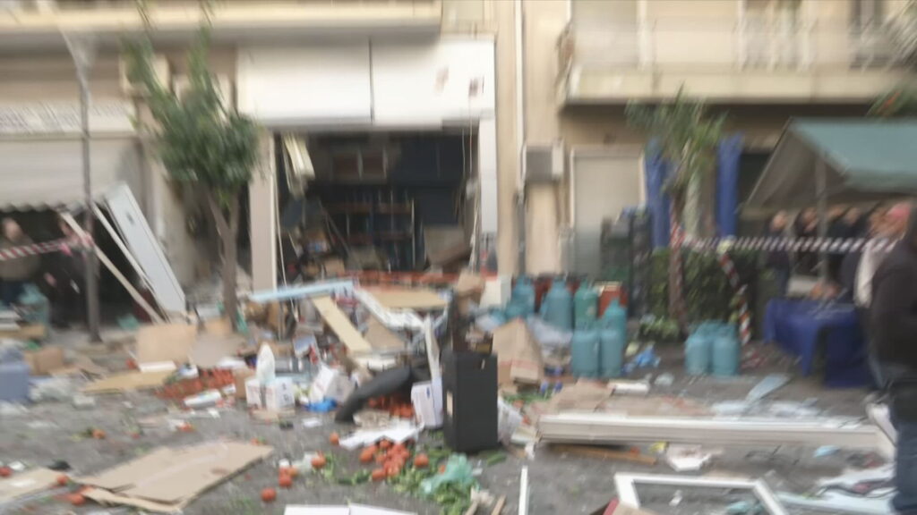 Έκρηξη σε κατάστημα με φιάλες υγραερίου στο Αιγάλεω με δύο τραυματίες – Πρώτες εικόνες