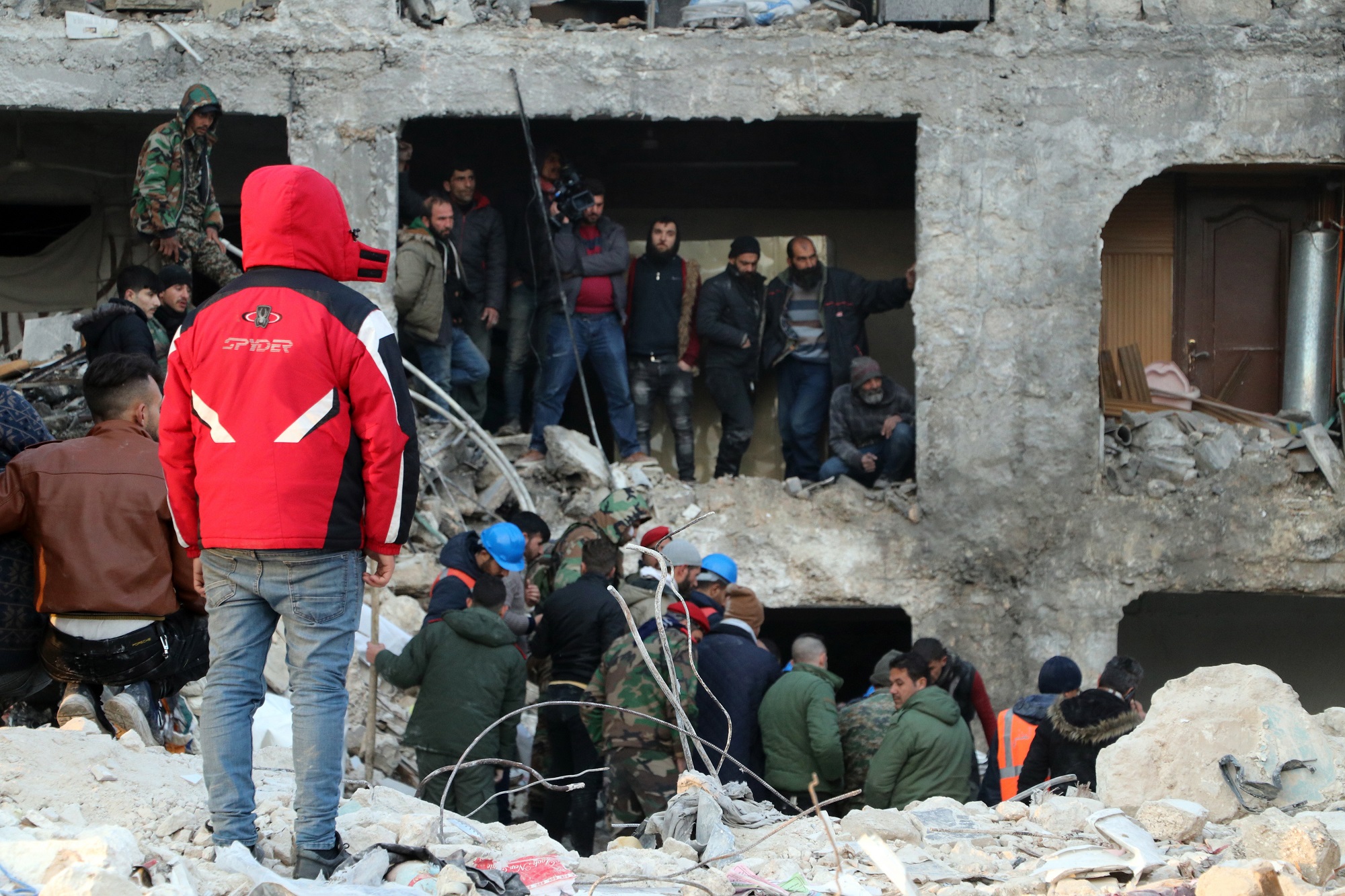 Ο Σύρος Νάντερ Χαλμπούνι στην ΕΡΤ: «Ακούμε τις φωνές από τα παιδιά κάτω από τα ερείπια και δεν μπορούμε να κάνουμε τίποτε»