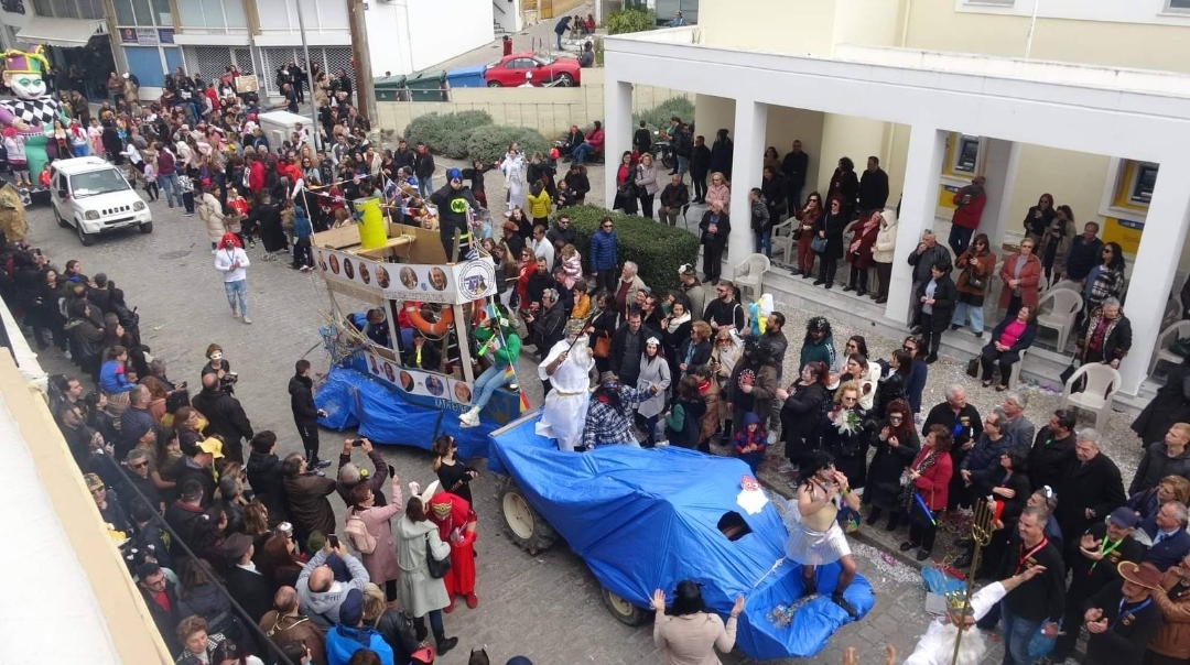 Πλήθος κόσμου πήρε μέρος στο καρναβάλι Καρλοβάσου