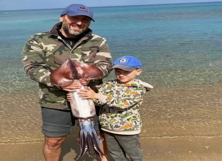 Έπιασαν με τα… χέρια μαλάκιο τεσσάρων κιλών