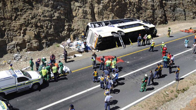 Νότια Αφρική: Σύγκρουση λεωφορείου και θωρακισμένου οχήματος χρηματαποστολής με είκοσι νεκρούς