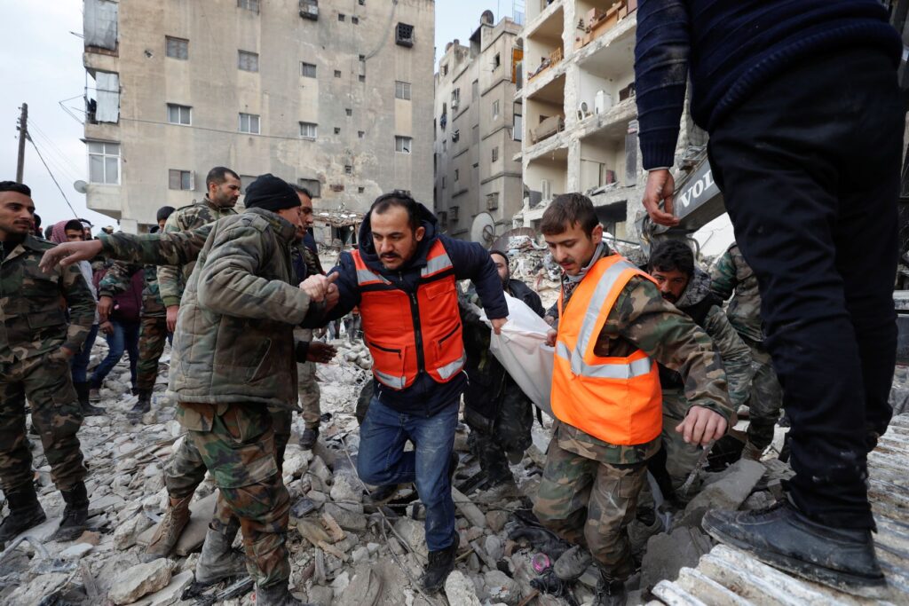 Σεισμός σε Τουρκία – Συρία: Ίχνη ζωής στα ερείπια αναζητούν τα σωστικά συνεργεία – Πάνω από 16.000 νεκροί
