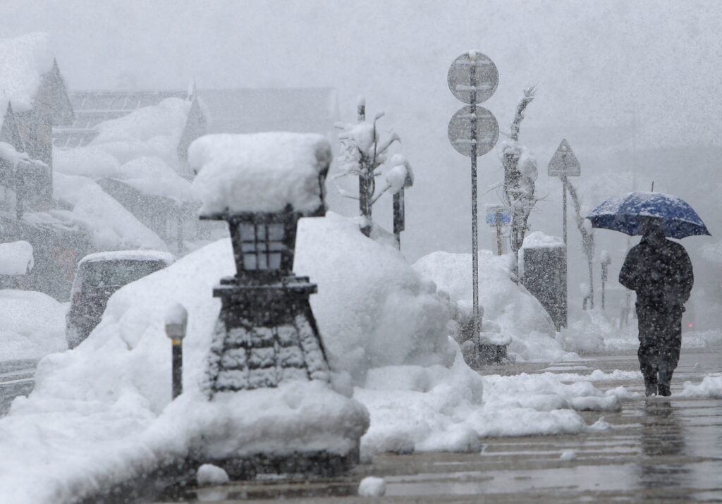 Ιαπωνία: Σφοδρές χιονοπτώσεις προκαλούν προβλήματα στις μεταφορές στο Τόκιο – Eκδόθηκε προειδοποίηση