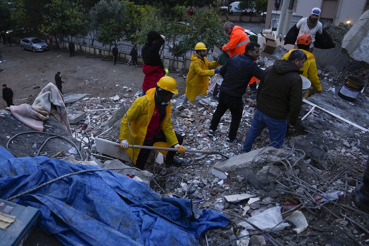 Σεισμός: Τουλάχιστον 2.921 νεκροί και 15.834 τραυματίες στην Τουρκία