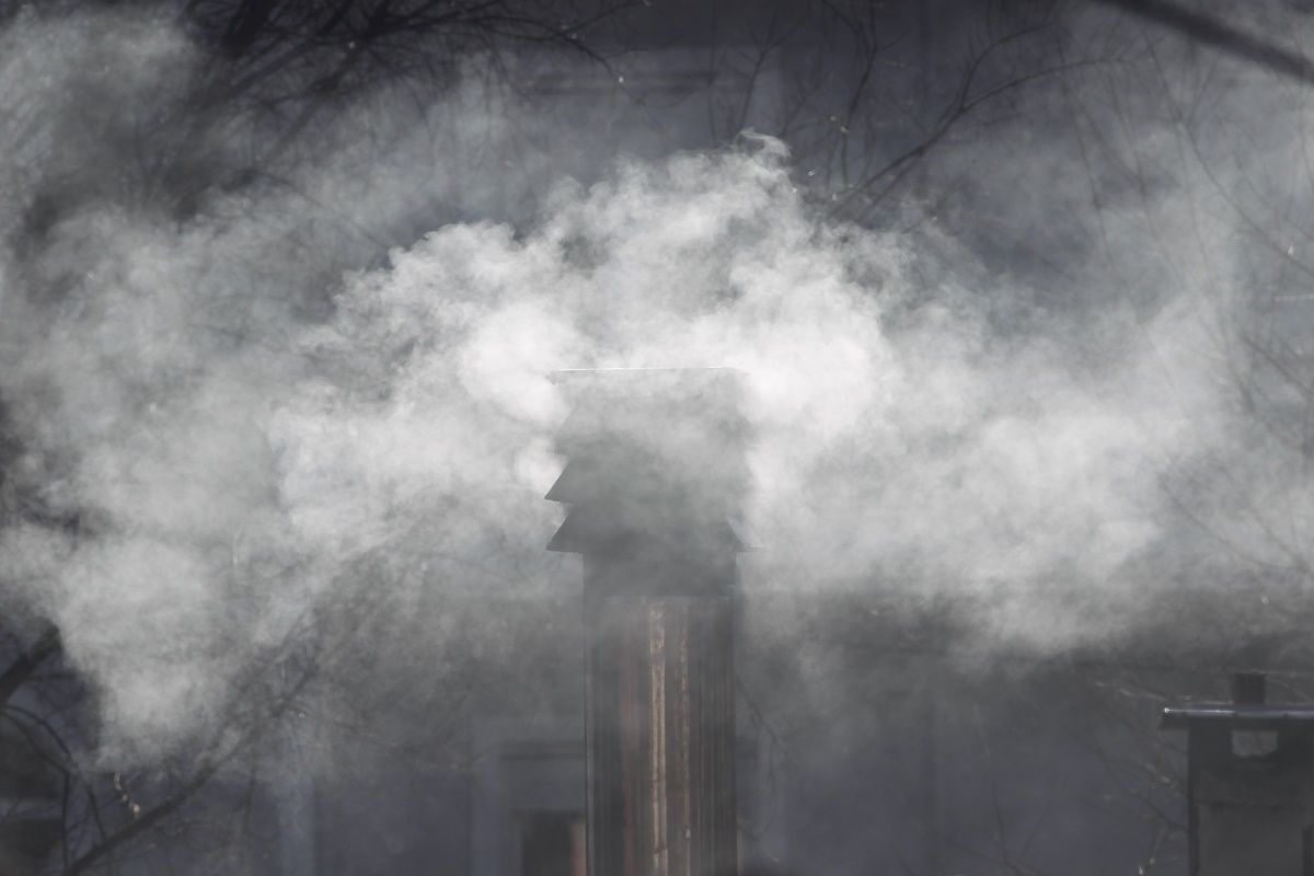 Το τσίκνισμα αύξησε την αιθαλομίχλη στην Αθήνα – «Έφτασε τα 250 μg σε κάποιες περιοχές», λέει επιστήμονας στην ΕΡΤ
