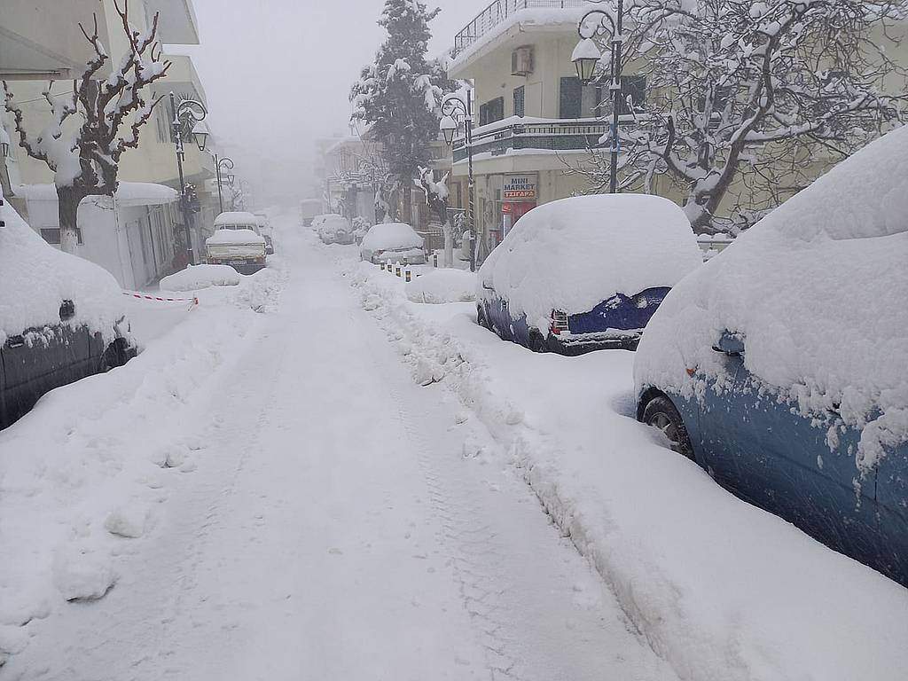Κρήτη: Σε επιφυλακή για τη “Μπάρμπαρα” – Χιόνι στα 300 μέτρα και κλειστά σχολεία