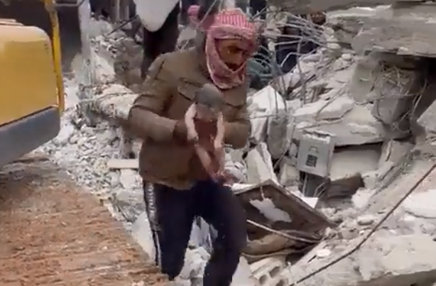 Συρία: Νεογέννητο εντοπίστηκε στα ερείπια ενωμένο με τον ομφάλιο λώρο με τη νεκρή μητέρα του
