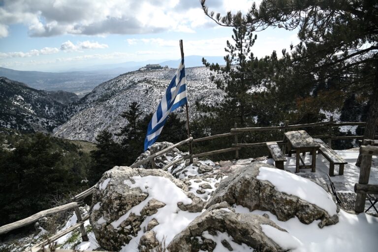 Σε κλοιό χιονιά από σήμερα η χώρα – Υποχρεωτικές οι χιονοαλυσίδες και πρόστιμα στους παραβάτες