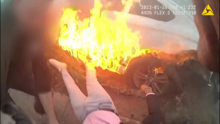 Κάμερα σώματος καταγράφει δραματική διάσωση από φλεγόμενο αυτοκίνητο στο Λας Βέγκας (video)