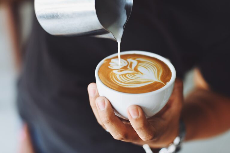 Μια σταγόνα γάλα στον καφέ μπορεί να έχει οφέλη για την υγεία που δεν γνωρίζαμε