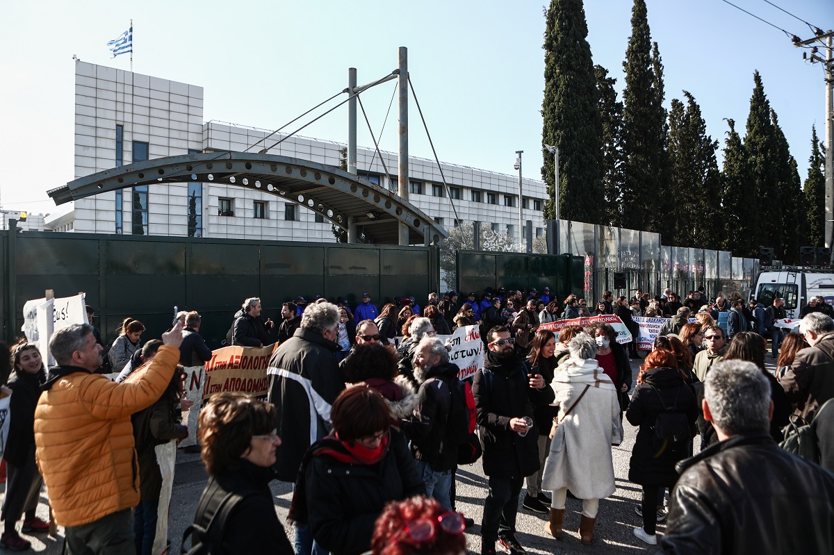 ΣΥΓΚΕΝΤΡΩΣΗ ΕΚΠΑΙΔΕΥΤΙΚΩΝ ΣΤΟ ΥΠ. ΠΑΙΔΕΙΑΣ(ΣΩΤΗΡΗΣ ΔΗΜΗΤΡΟΠΟΥΛΟΣ/EUROKINISSI)