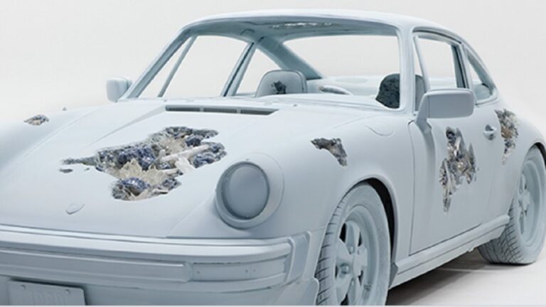 Τα «διαβρωμένα» αυτοκίνητα του Ντάνιελ Άρσαμ σε έκθεση στο Λος Άντζελες