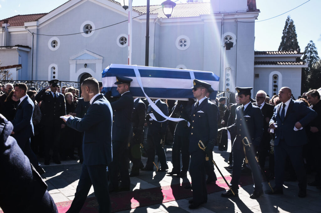 Ύστατο χαίρε στον υποσμηναγό Τουρούτσικα, παρουσία ΠτΔ και πολιτικής ηγεσίας: «Αθάνατος»