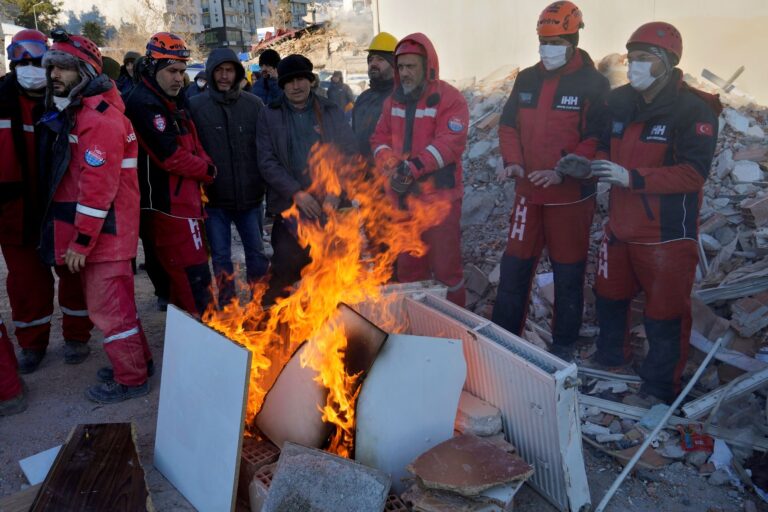 Σβήνουν οι ελπίδες για επιζώντες στην Τουρκία – «Καίμε παγκάκια για να ζεσταθούμε»