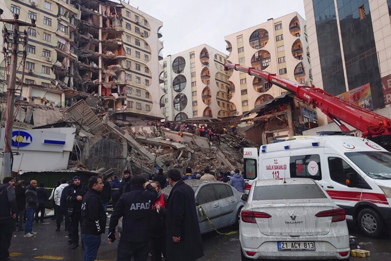Σεισμός στην Τουρκία: Ο ανατριχιαστικός θόρυβος της δόνησης των 7,8 Ρίχτερ (video)