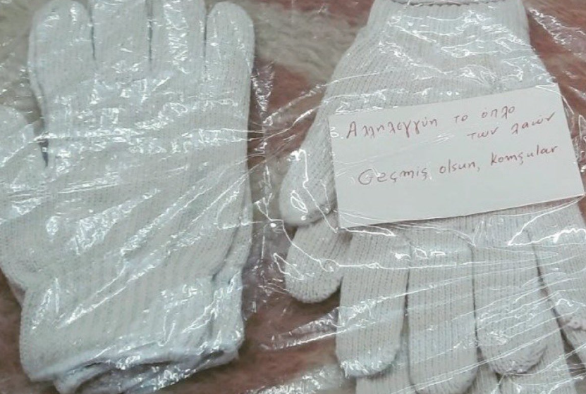 Έλληνες στέλνουν ρούχα με μηνύματα στήριξης σε πληγέντες στην Τουρκία
