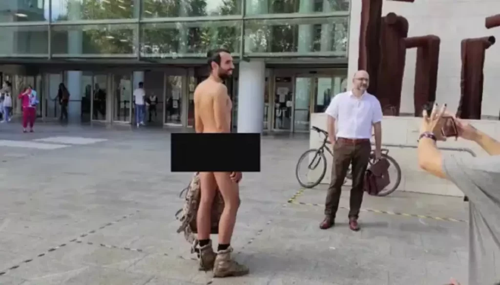 Ισπανία:  29χρονος που κυκλοφορούσε γυμνός στο δρόμο δικαιώθηκε σε δικαστήριο