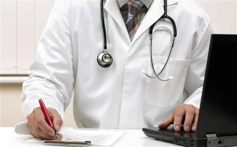 Θεσσαλονίκη: Γιατρός κατηγορείται ότι έπαιρνε φακελάκια για να παρακάμψει τη λίστα αναμονής στα χειρουργεία