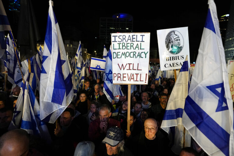Iσραήλ: Η μεταρρύθμιση του δικαστικού συστήματος έβγαλε στους δρόμους χιλιάδες πολίτες