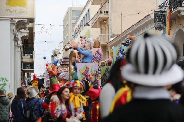 Αποκριάτικο ξεφάντωμα από την Πάτρα έως την Ξάνθη