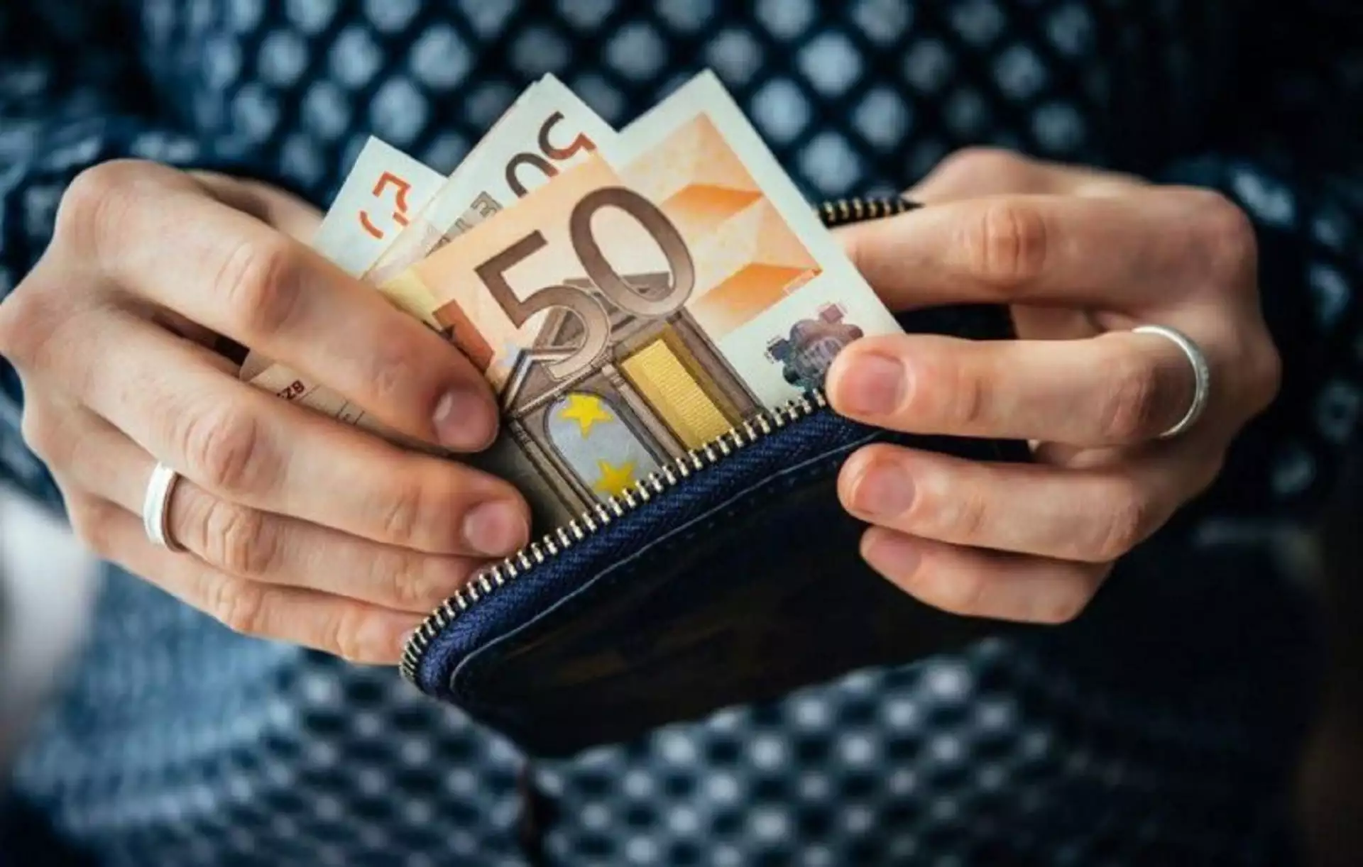 Nέα αύξηση στον κατώτατο μισθό – Από 1/4 αλλάζουν οι αποδοχές για 576.000 εργαζόμενους του ιδιωτικού τομέα