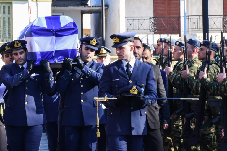 Ύστατο χαίρε στον υποσμηναγό Τουρούτσικα, παρουσία ΠτΔ και πολιτικής ηγεσίας: «Αθάνατος»