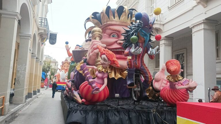 Πάτρα: Όλα έτοιμα για τη μεγάλη παρέλαση του καρναβαλιού – 90 στα νοσοκομεία λόγω μέθης