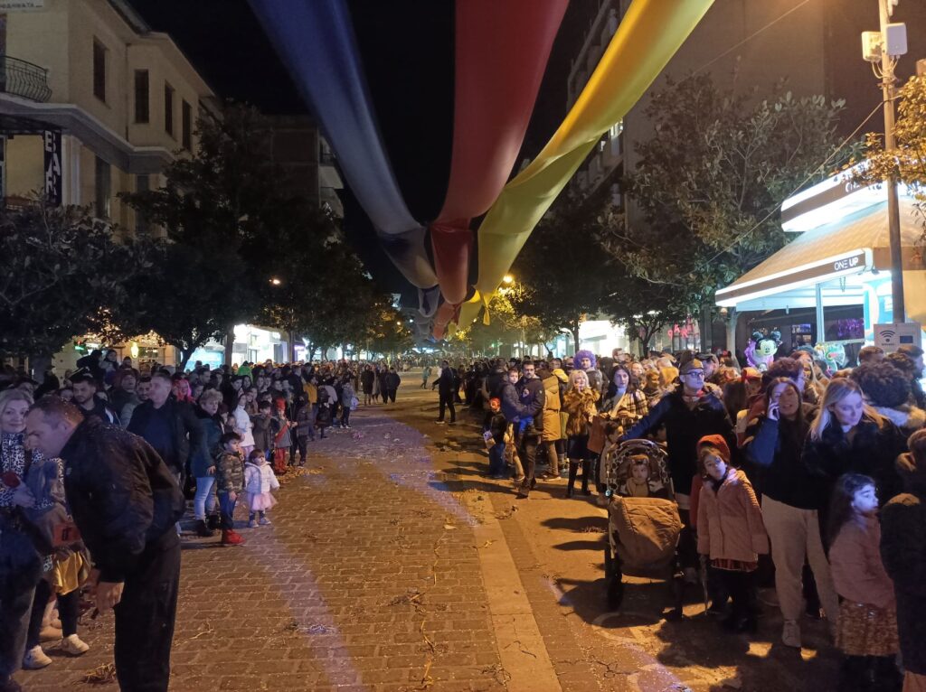 Σέρρες: Με μεγάλη επιτυχία και ξέφρενο κέφι η καρναβαλική παρέλαση