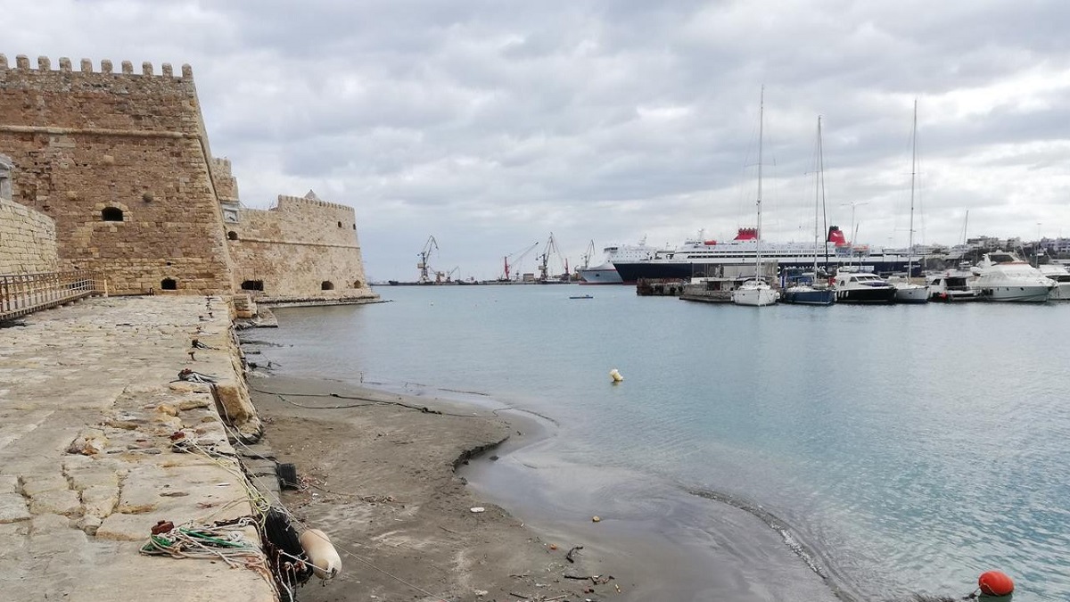 Υποχώρηση της στάθμης της θάλασσας σε πολλές περιοχές της Κρήτης – Ποιες οι αιτίες