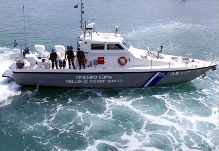 Συνεχίζονται οι έρευνες στο ναυάγιο με μετανάστες στη Λέρο – 5 νεκροί, ανάμεσά τους 4 παιδιά, 42 διασωθέντες