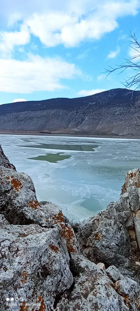 Πάγωσε η λίμνη Πετρών Αμυνταίου