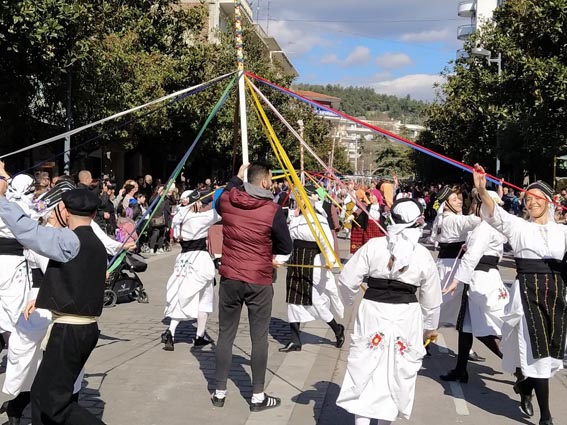 Λ.Ε.Σ: Αναβιώνει το “Γαϊτανάκι” στην πλατεία Ελευθερίας